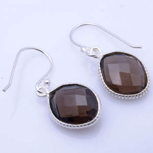 Pendientes de piedras preciosas hechos a mano con bisel de cuarzo ahumado de Plata de Ley 925 - Product Image 1