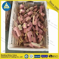 Embauchoir en bois de cèdre à tube unique de forme irrégulière avec extrémité cintrée pour un accrochage facile, couleur bois naturel, tailles 35-48, 100% conforme aux normes de contrôle qualité.