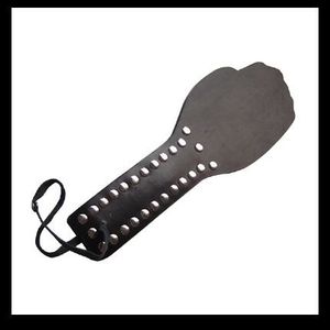 LATIGO FETICHISTA DE CUERO NEGRO . TIENE FORMA DE MANO Y ESTOPEROLES. IDEAL PARA JUEGOS SEXUALES DE PAREJA. BEILEQING CHINA - Product Image 1