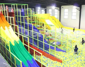 Interessante parco divertimenti di intrattenimento commerciale personalizzato parco giochi al coperto attrezzature trampolino con fossa di schiuma in vendita