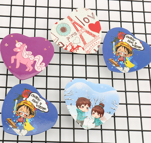 Boutons de badge en plastique blanc avec logo, pas cher, logo personnalisé de bande dessinée, bon marché, logo, imprimé cœur, en vogue, vente en gros - Product Image 2