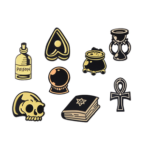 QIHE Halloween Retro libro mágico bruja artesanía amor caldero veneno arena magia curso esmalte broche - Product Image 1