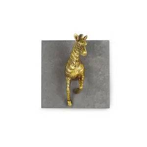 Hars Golden Animal Sculptuur Craft Muur Stok 3D Muur Decor Met Cement Board