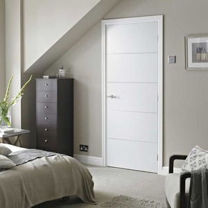 Porta in legno con innesto bianco con design a filo per porte interne in legno