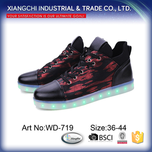 Moda <span class=keywords><strong>hombre</strong></span> Negro Color <span class=keywords><strong>de</strong></span> La Batería Operado Llevó la Luz <span class=keywords><strong>de</strong></span> Zapatos para Adultos - Product Image 4