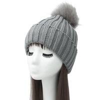 2024 Haute Qualité OEM Acrylique Dames Bonnet Chapeau avec Logo Personnalisé Camouflage Arcs Caractère Motifs Femmes Fausse Fourrure Pom Pom