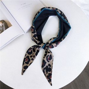   Sciarpe Estive e Primaverili Accessori Colorati con Stampa <span class=keywords><strong>Leopardata</strong></span> e Serpente <span class=keywords><strong>Sciarpa</strong></span> Lunga in Seta per Donne - Product Image 3