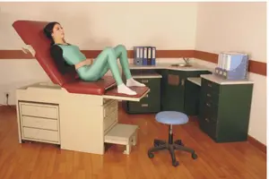 BT-EA020 Hospital Paciente mujer mesa de examen ginecológico silla con estribo