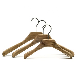 Cintres anciens en <span class=keywords><strong>bois</strong></span> de frêne pour vêtements lourds - Product Image 2