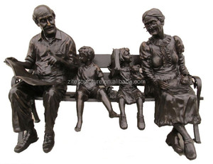 Escultura de Bronce de Tamaño Real de Abuelos Leyendo para sus <span class=keywords><strong>Nietos</strong></span> en un Banco - Product Image 1