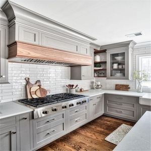 Mobili da Cucina in Legno Stile Americano Vermont, Design Classico, Armadietti Grigi Personalizzati - Product Image 1