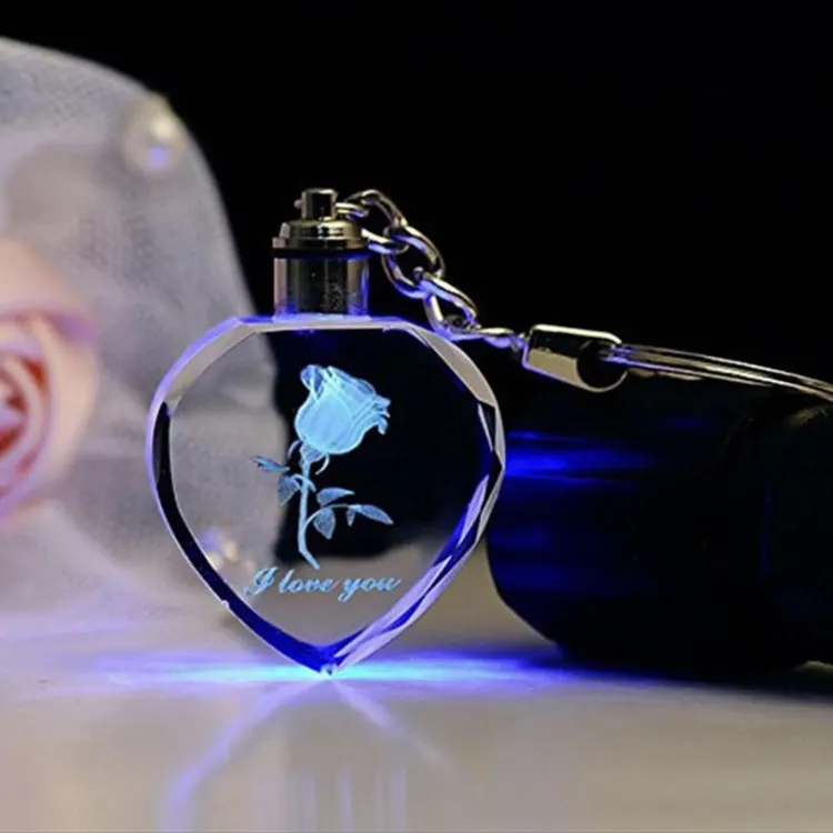 Portachiavi in cristallo curativo all'ingrosso a buon mercato portachiavi in cristallo personalizzato a forma di cuore 3d laser LED per regali di nozze