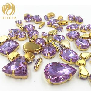 Diamantes de imitación sueltos para coser con reverso plano de forma mixta violeta de cristal con garra dorada - Product Image 1