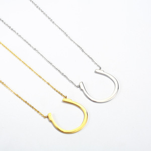 Collier en acier inoxydable plaqué or en forme de fer à cheval, collier avec pendentif lettre U - Product Image 4