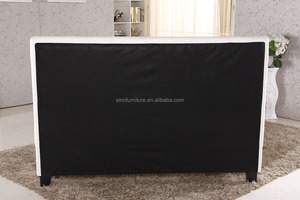 Cama Doble Queen Size de Contrachapado Italiano y Cuero Blanco - Product Image 5