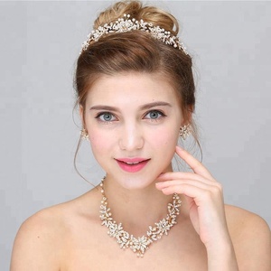 <span class=keywords><strong>Set</strong></span> di Gioielli Artigianali con Collana, Orecchini e Corona in Cristallo e Lega, Regalo Romantico per Matrimoni - Product Image 1