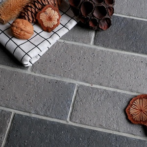 Piastrelle <span class=keywords><strong>in</strong></span> Ceramica Grigie Leggere per Interni ed Esterni, Aspetto di Mattoni Antichi Decorativi per Pareti Esterne - Product Image 1
