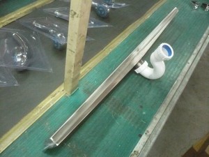 Escurridor de ducha de acero inoxidable de 86 CM de estilo moderno Acabado de espejo Diseño de rejilla clásico para baño Incluye 1 labios de rosca de tubo - Product Image 4