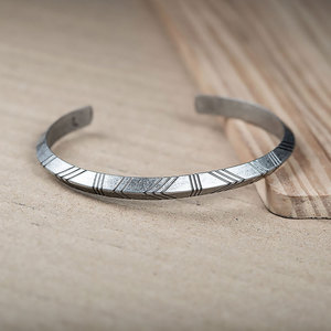 Brazalete abierto de acero inoxidable con espiral grabado Simple a la moda para hombre y mujer - Product Image 5