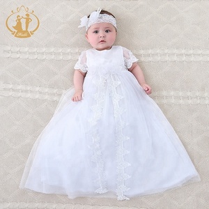 PRECIO DE ENVÍO NEGOCIABLE Vestido de Bautizo para Bebé con Encaje Bordado Floral y Botones de Perlas con Abertura en la Parte Delantera - Product Image 6