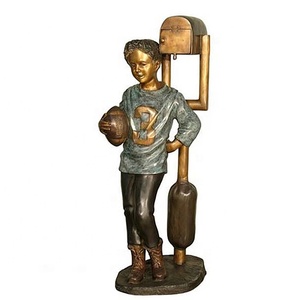 Huis Tuin Decoratie Bronzen Figuur Sculptuur Lezen Jongen Mailbox Standbeeld Zit Op Boom Met Hond