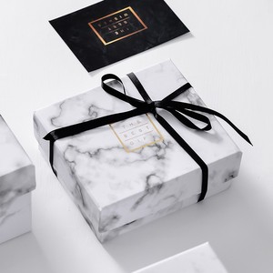 Contenitore regalo di cartone stampato in marmo bianco personalizzato per invito a nozze con Logo in lamina d'oro - Product Image 3