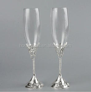 Flûtes à champagne en argent avec double cœur percé en paire avec base à motif de cœur Toast de mariage Cadeau de la Saint-Valentin - Product Image 2