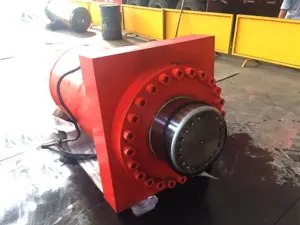 Großer Hydraulik zylinder für Press maschine