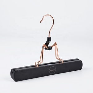 Appendiabiti per Extension e Parrucche in <span class=keywords><strong>Legno</strong></span> <span class=keywords><strong>Nero</strong></span> e Oro Rosa con Logo Personalizzato per Armadio/Bagno/Soggiorno - Product Image 2