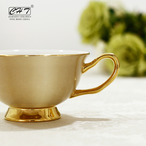 Tazza <span class=keywords><strong>da</strong></span> <span class=keywords><strong>tè</strong></span> dorata di lusso per la casa e la tazza <span class=keywords><strong>da</strong></span> caffè in ceramica di cucina Set tazza e <span class=keywords><strong>piattino</strong></span> regalo Bone China - Product Image 3
