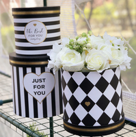 Spot circulaire trois pièces costume fleurs sèches câlin barils boîte à fleurs Rose papier cylindre carton rigide avec boîte à fleurs cadeau