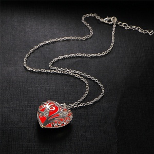 Hollow Heart Locket Incandescente Gioielli Bagliore Nel Buio Collana Regali di Compleanno per Il Suo <span class=keywords><strong>Regalo</strong></span> di <span class=keywords><strong>Anniversario</strong></span> - Product Image 4
