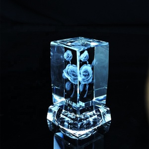 Cadeaux romantiques de la Saint-Valentin Photos gravées au laser <span class=keywords><strong>3D</strong></span> <span class=keywords><strong>Cube</strong></span> de cristal de fleur de rose pour cadeaux d'invités - Product Image 2