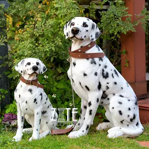 Décoration de jardin sculpture animalière en résine grandeur nature statue de chien dalmatien en fibre de verre