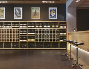 Funroad Wine Shop Internior Decoration Wine Display Rack Showcase With Led Light