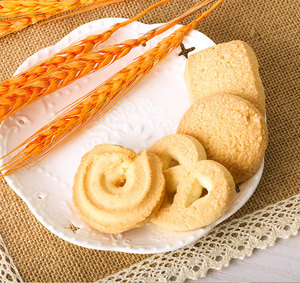 Biscuits au beurre et snacks sains dans un emballage en boîte métallique