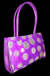 Sac fourre-tout en cuir violet tendance avec motif circulaire, fermeture à cordon, poignée en cuir façon parapluie - Idéal pour les voyages et l'usage quotidien - Product Image 4