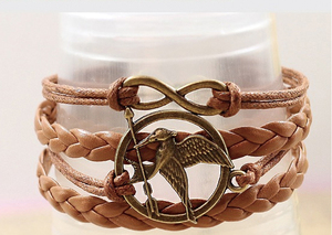 กำไลข้อมือหนัง PU สไตล์วินเทจ ลายล้อเลียนจาก Hunger Games พร้อมจี้รูปนก คิวปิด ลูกศร ความรัก และ Mockingjay สำหรับผู้ชาย - บริการดรอปชิป - Product Image 3