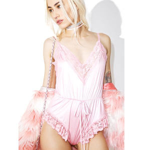 Pembe saten dantel Teddy Lingerie kadınlar seksi V boyun pijama Romper ile elastik bel Bodysuit pijama