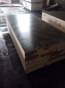 Tablero fabricado con láminas continuas de madera de pino radiata conformadas perpendicularmente al sentido de sus fibras, con a - Product Image 4