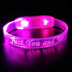 ไฟ <span class=keywords><strong>LED</strong></span> สายรัดข้อมือเสียงเปิดใช้งานสายรัดข้อมือ <span class=keywords><strong>LED</strong></span> กระพริบสร้อยข้อมือจีน Novelties - Product Image 2