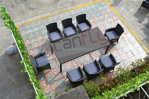 Set <span class=keywords><strong>da</strong></span> pranzo per mobili <span class=keywords><strong>da</strong></span> giardino a 4 posti in Rattan per esterni resistente <span class=keywords><strong>alle</strong></span> <span class=keywords><strong>intemperie</strong></span> in sedia e tavolo neri