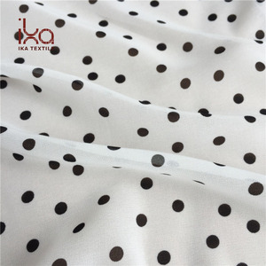 Tessuto Chiffon 100% Poliestere Bianco e Nero, Antistatico e Resistente agli Strappi, 75D con Stampa a Pois 190T per Abbigliamento Bambini - Product Image 1