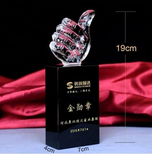Venta al por mayor logotipo personalizado diseño pulgares de cristal con forma de escudo de cristal premios - Product Image 1