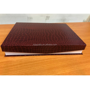 Scatola per Gioielli di Lusso in Carta Speciale Effetto Coccodrillo con Logo Personalizzato e Chiusura Magnetica per Collane con Supporto Interno - Product Image 2