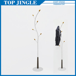 Soporte para abrigos con forma de flor de trompeta finamente procesado de metal - Product Image 5