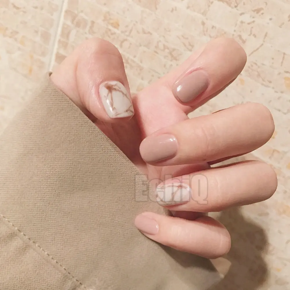 Faux ongles courts à pression couleur chair à effet marbre blanc, brillant, parfait pour un usage quotidien, avec autocollant à colle, 24 pièces