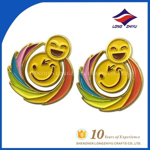 Heureux symbole <span class=keywords><strong>emoji</strong></span> badge en métal personnalisé émail broches pour vente chaude - Product Image 1