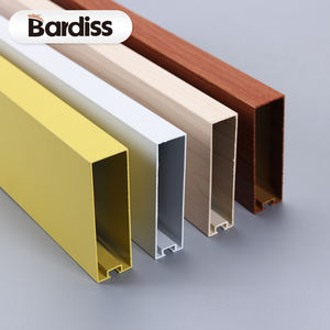 <span class=keywords><strong>Plafond</strong></span> à lamelles rectangulaires en aluminium imitation bois pour la décoration de café-bar - Product Image 1