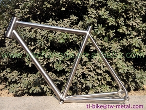 Alta luz titan <span class=keywords><strong>de</strong></span> enrutamiento interior ti marco <span class=keywords><strong>de</strong></span> bicicleta <span class=keywords><strong>de</strong></span> carretera 48 cm cuadros <span class=keywords><strong>de</strong></span> bicicleta <span class=keywords><strong>de</strong></span> carreras - Product Image 1